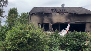Kleinflugzeug stürzt auf Haus - zwei Tote