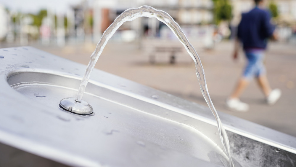 Ein Trinkwasserspender steht auf einem belebten Platz (Symbolbild).