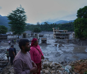 Angst vor Dammbruch – Regen erschwert Rettung nach Sturzflut