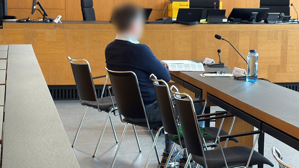 Beim Beginn eines Prozesses gegen einen Feuerwehrmann wegen mehrfacher Brandstiftung sitzt der Angeklagte im Gerichtssaal des Aschaffenburger Landgerichts. 