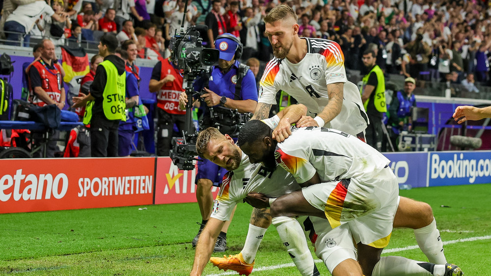 Antonio Rüdiger (vorne) krümmte sich beim Jubel über das 1:1 vor Schmerzen.