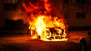 Brandursache unklar: Auto in Fulda-Ziehers in Vollbrand