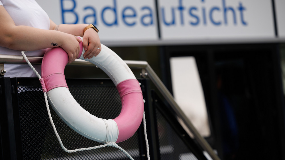 Der Bundesverband Deutscher Schwimmmeister möchte mehr Unterstützung der Polizei in Schwimmbädern. Er fordert beispielsweise, dass sie auch auf Streifenfahrten mal in Bädern vorbeischauen (Symbolbild).