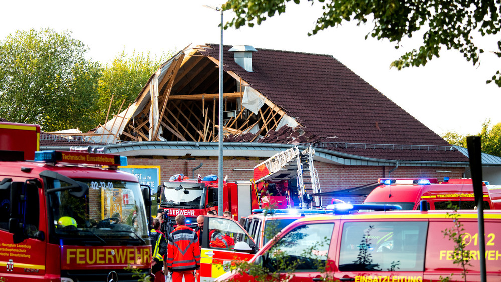 Einsatzkräfte der Feuerwehr waren bei einem teilweise eingestürzten Dach eines Supermarktes im Einsatz.