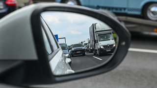 VW rast durch Rettungsgasse und fährt Autospiegel ab
