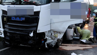 A4 nach Lkw-Alleinunfall gesperrt - Verkehrsbehinderungen am Dienstagabend