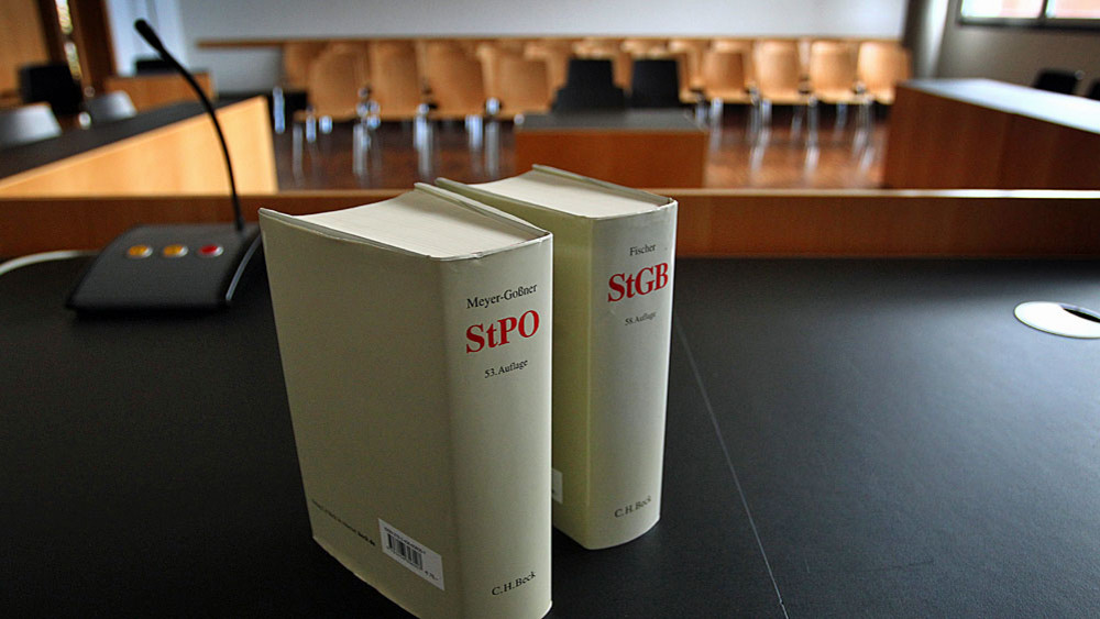 Ein Prozess gegen einen 20-Jährigen wegen Mordes und Vergewaltigung muss verschoben werden.