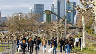Cleanup in Frankfurt: Tausende Helfer befreien Stadt von Müll