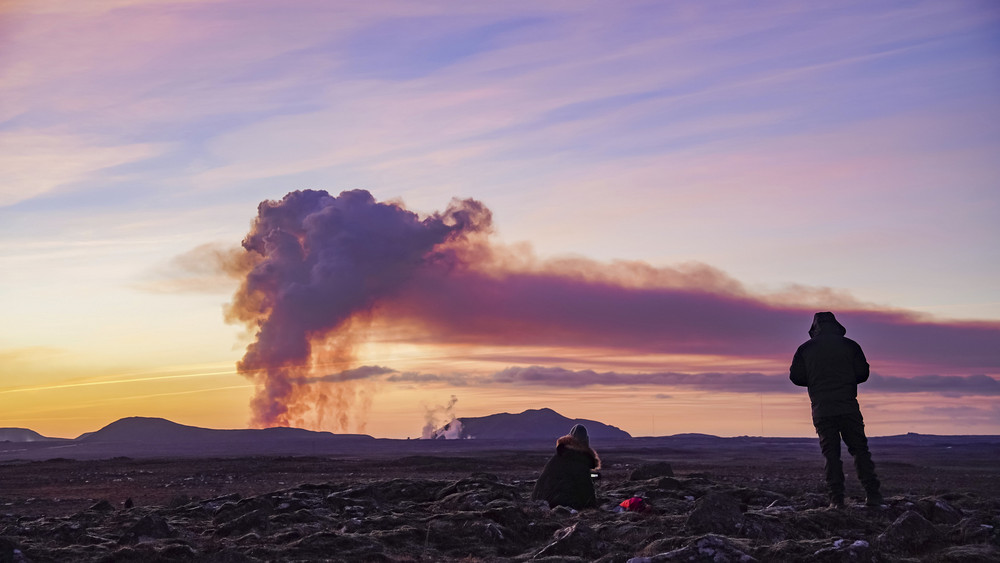 Rauch steigt auf über dem Vulkan, der sich gut 40 Kilometer südwestlich der isländischen Hauptstadt Reykjavik befindet.