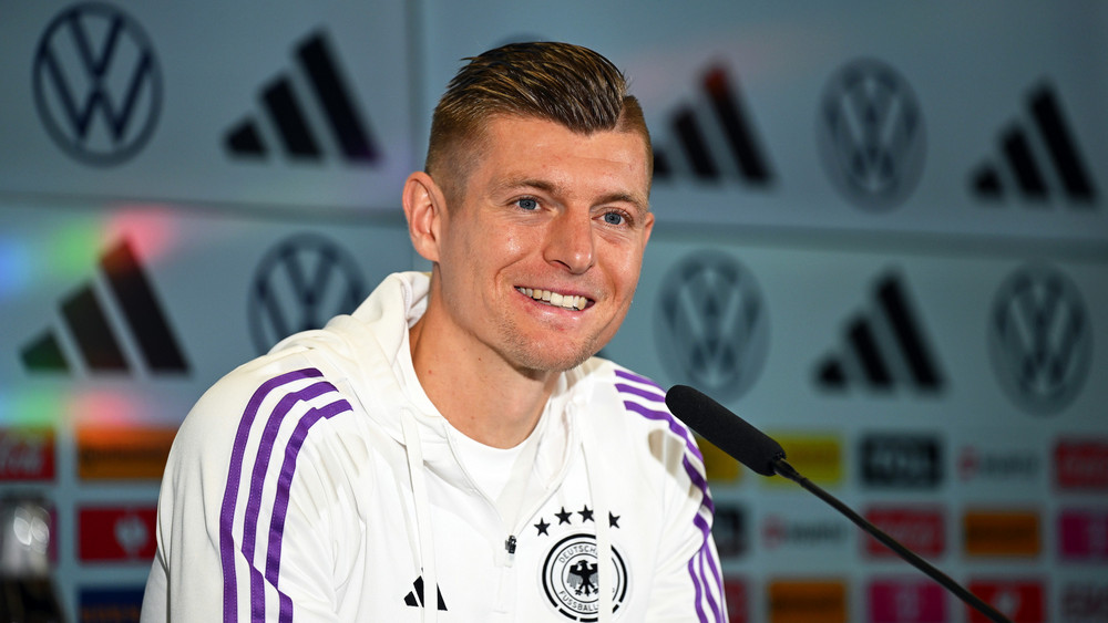 Toni Kroos bei der Pressekonferenz des DFB-Teams