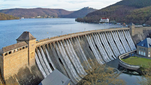 Spektakuläres Schauspiel: Edersee in Nordhessen läuft über