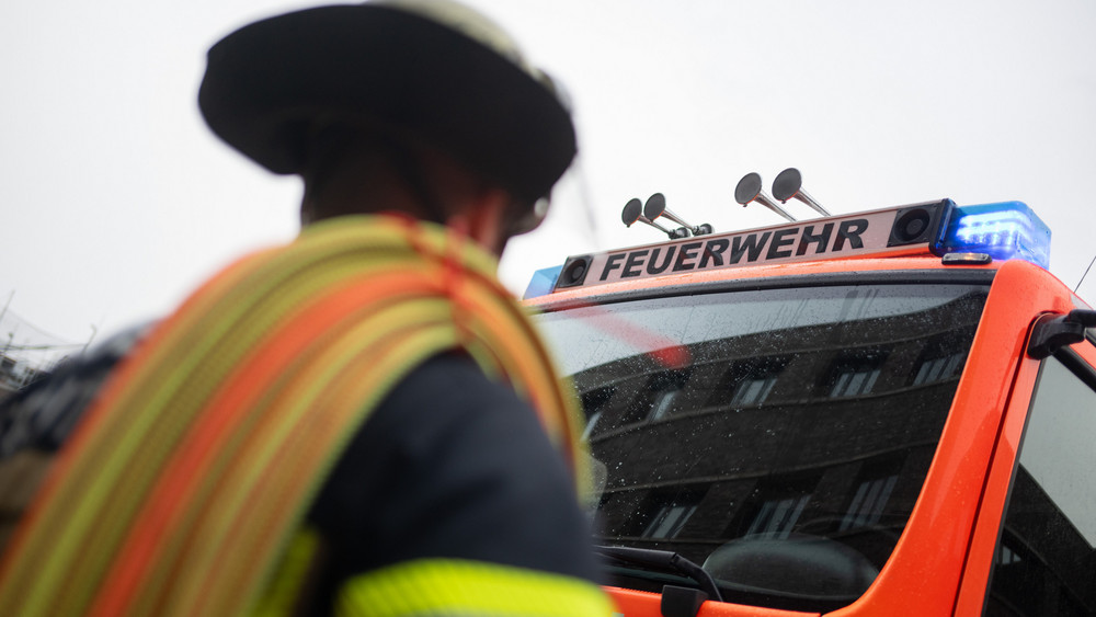 Feuerwehr-Uniformen findet ein Mann in Freudenberg so toll, dass er dafür sogar einen Einbruch auf sich genommen hat.