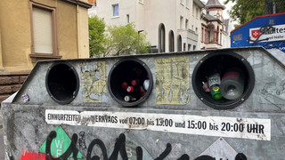 Chaos an den Altglas-Containern in Gießen: Kaputtes Spezialfahrzeug