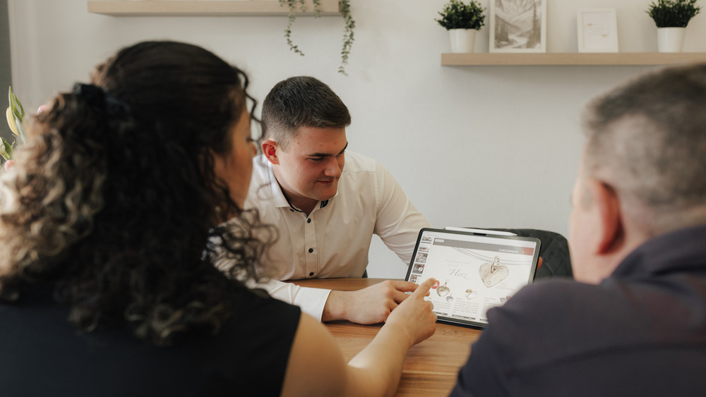 Der Bestatter im Gespräch mit zwei Personen