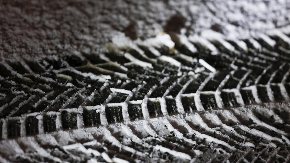 Reifenspuren im Schnee haben die Polizei in Offenbach zu einem Verdächtigen geleitet.