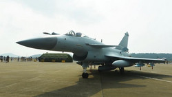 Chinas J-10C-Pilot kontert Radar-Angriff im Luftduell