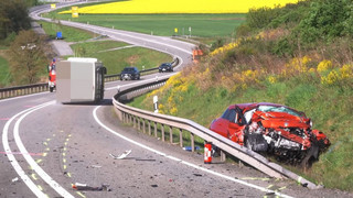 Ein Toter verletzte Kinder: schwerer Busunfall in Rheinland-Pfalz