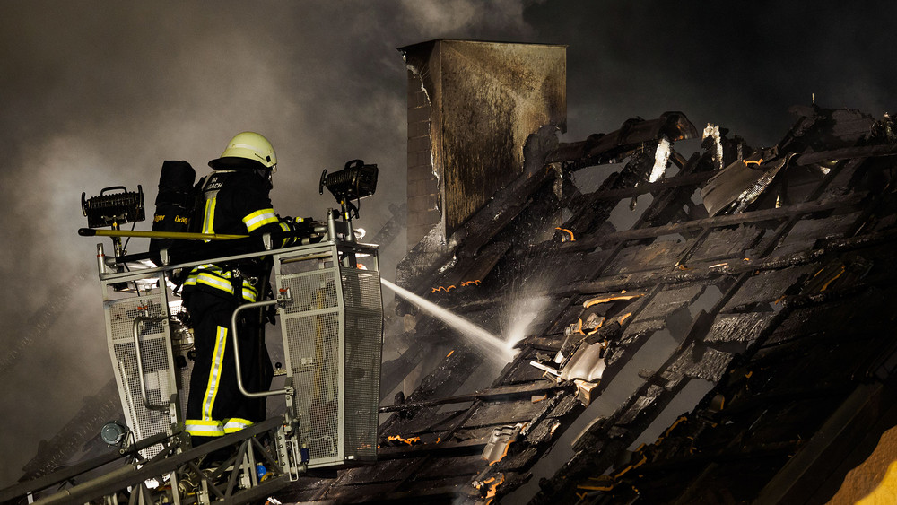 Beim Brand eines Fachwerkhauses in Neu-Isenburg ist ein Mann ums Leben gekommen.