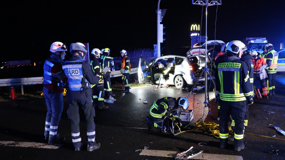 Eine Frau wurde bei dem Unfall in ihrem Wagen eingeklemmt und schwer verletzt. Die Feuerwehr hat sie befreit. 