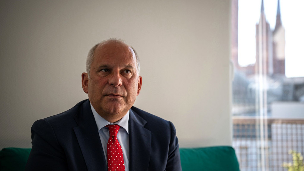 Innenminister Poseck auf dem Grünen Sofa in Wiesbaden