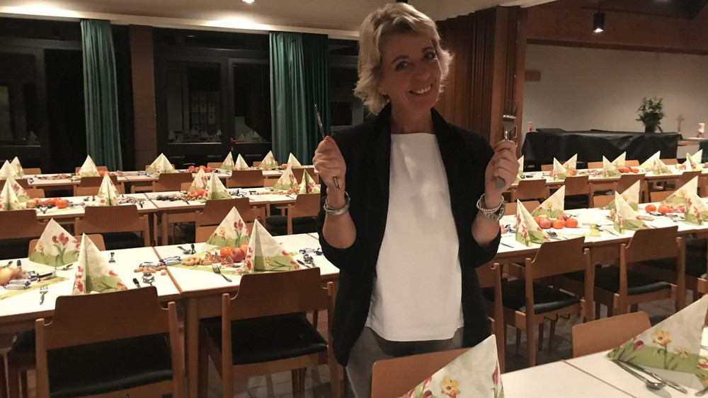 Die Wiesbadener Unternehmerin Betina Weiler veranstaltet jedes Jahr ein Neujahrsfest für Obdachlose.