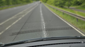 Weiße Farbe auf B27 zwischen Fulda und Hünfeld