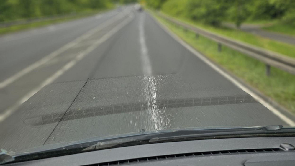 Auf der B27 zwischen Fulda und Hünfeld zieht sich eine weiße Farbspur über die Fahrbahn. 