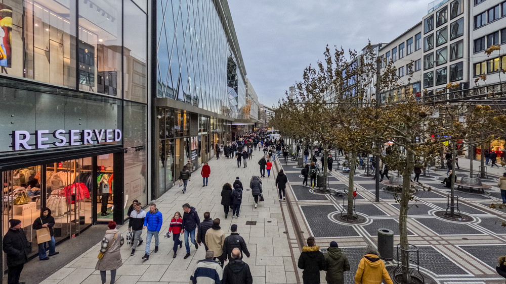 Menschen flanieren auf der «Zeil». Die Einkaufsmeile «Zeil» gehört zu den umsatzstärksten Einkaufsstraßen in Deutschland.