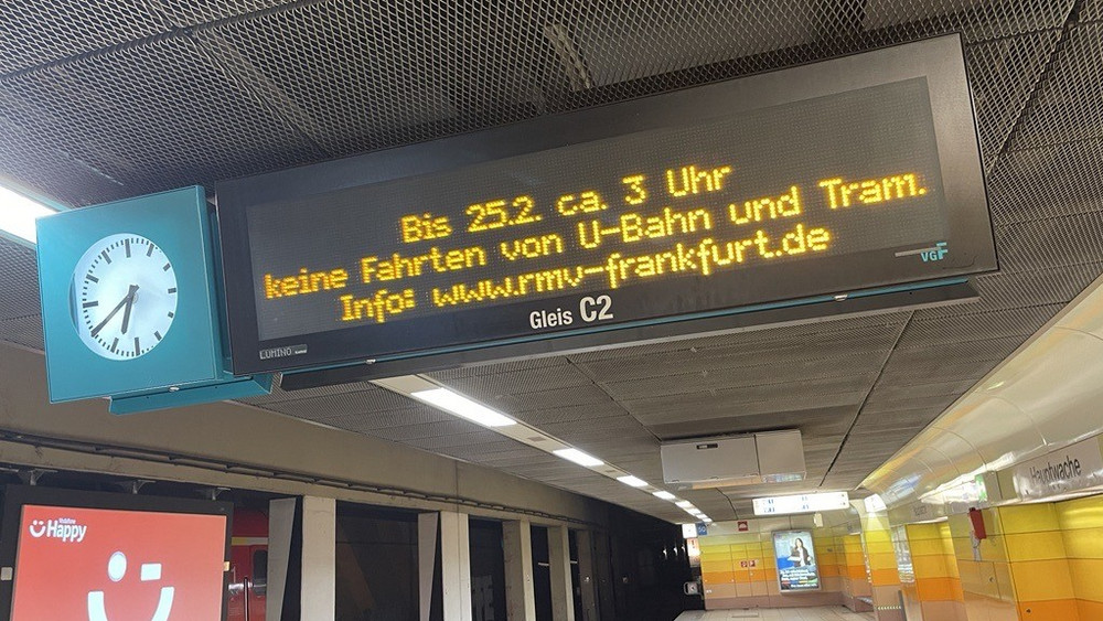 Anzeige an Hauptwache in Frankfurt macht auf Streik aufmerksam