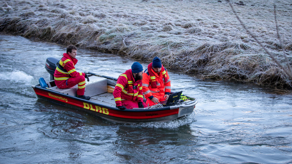 Einsatzkräfte der DLRG suchen per Sonar das Gewässer der Lauchert nach einem zweijährigen Kind ab. 
