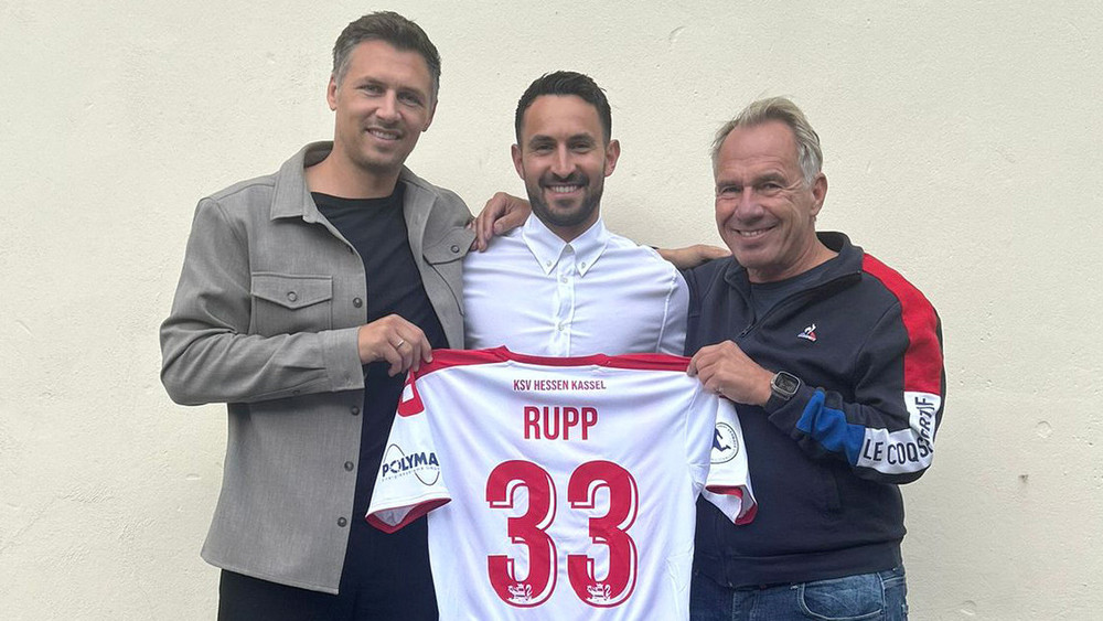 Neu beim KSV: Lukas Rupp (Bildmitte) zusammen mit KSV-Geschäftsführer Sören Gonther (li.) und KSV-Vorstandsvorsitzender Jens Rose (re.).