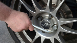 Reifenwechsel: Kunden müssen Radmuttern nicht nachziehen
