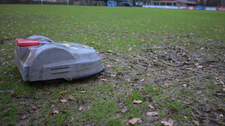 Wenn der Rasenmäher durchdreht: Roboter verwüstet Fußballfeld