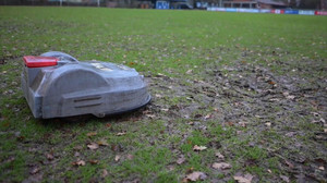 Wenn der Rasenmäher durchdreht: Roboter verwüstet Fußballfeld