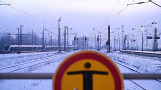 Wegen Glätte-Gefahr: Bahn drosselt Geschwindigkeit – Verspätungen möglich