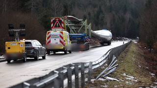 Schwertransporter mit Rotorblatt verunglückt - Vollsperrung