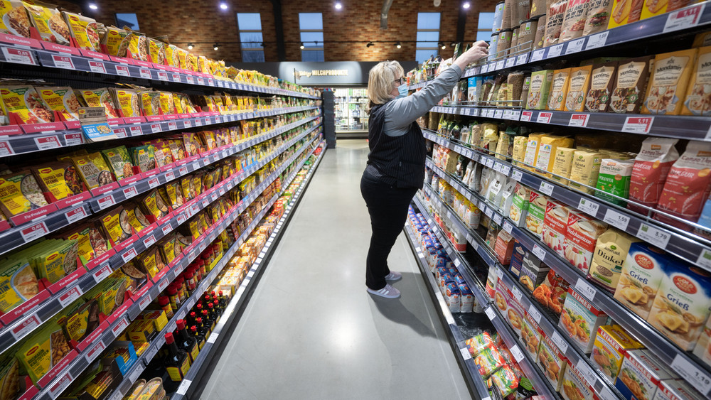 Weniger Inhalt zum gleichen oder höheren Preis: Eine Mehrheit der Verbraucherinnen und Verbraucher wünscht sich, dass sogenannte "Mogelpackungen" in Supermarkten gekennzeichnet wird.