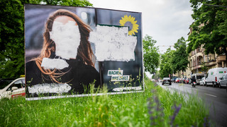 Ein Zeichen gegen Angriffe auf Politiker: Plakat-Aktion in Frankfurt
