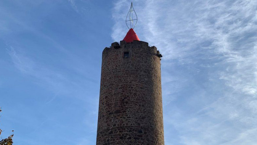 Der Hinterturm in Schlitz hat aktuell nur ein rotes Häubchen auf.