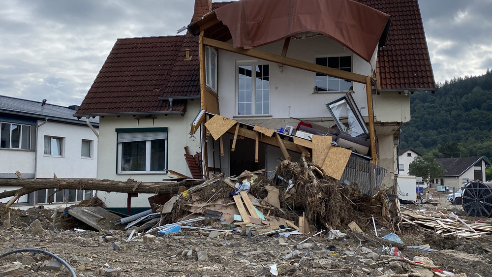 Zerstörte Häuser im Ahrtal nach der Flutkatastrophe - mehr als 135 Menschen starben. Der Katastrophenschutz war auf das Ereignis nicht wirklich vorbereitet, sagt ein Gutachten.