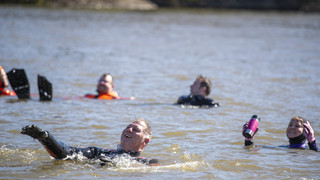 Wiesbaden: 40 Taucher beim traditionellen Anschwimmen im Rhein