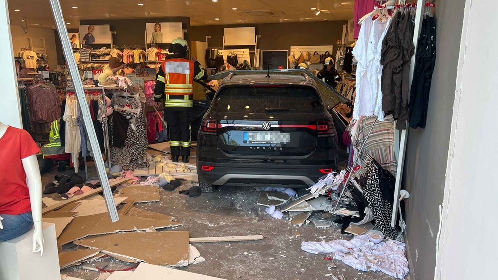Auto kracht in Marburg durch Schaufensterscheibe
