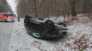 Schnee und Glätte in Hessen: Vier LKW stehen auf A7 quer