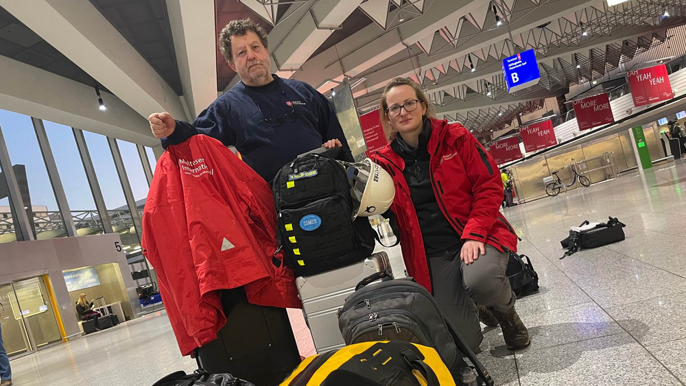 Auch diese beiden Mitarbeiter des Malteser Hilfsdienst aus NRW wollen ins Erdbebengebiet. Unklar ist allerdings, ob und wann ihr Flug geht, denn der Flughafen in Gaziantep ist wohl auch beschädigt. .