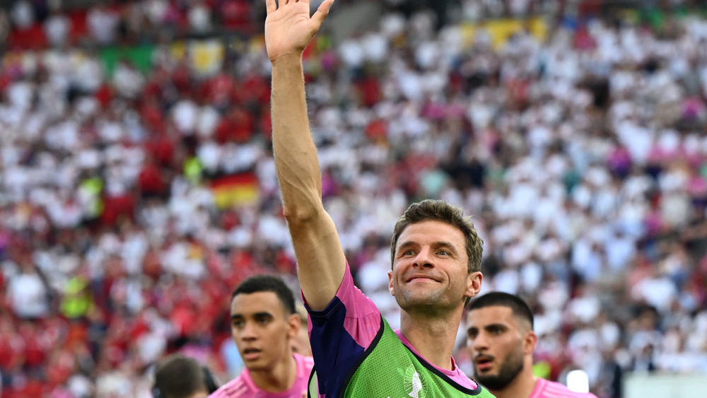 Deutschlands Thomas Müller winkt ins Publikum.