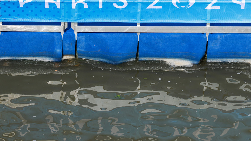 Das Wasser in der Seine ist zu dreckig - deswegen müssen die olympischen Triathleten jetzt länger auf ihren Wettbewerb warten.