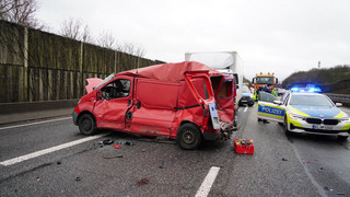 Unfall auf A7 bei Kassel: Transporter zwischen LKW eingeklemmt