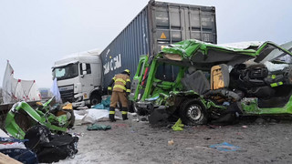 Bei Regensburg: Mindestens drei Menschen sterben auf glatter Autobahn