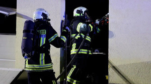 Garage steht in Vollbrand: Gasflaschen sorgen für zusätzliche Gefahr