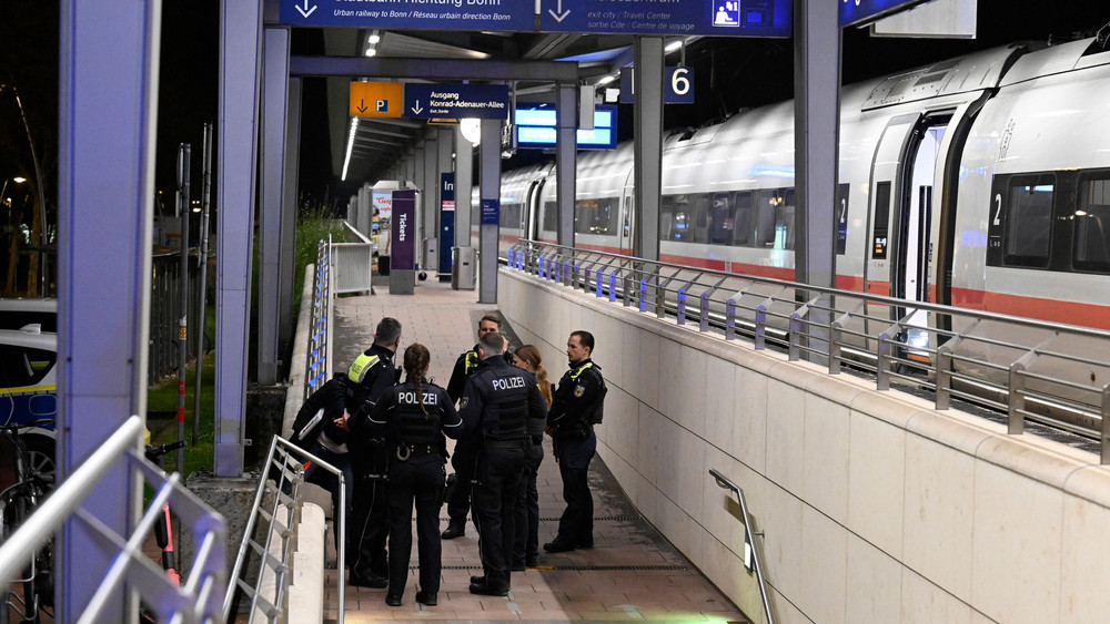 Mann droht mit Anschlag in ICE